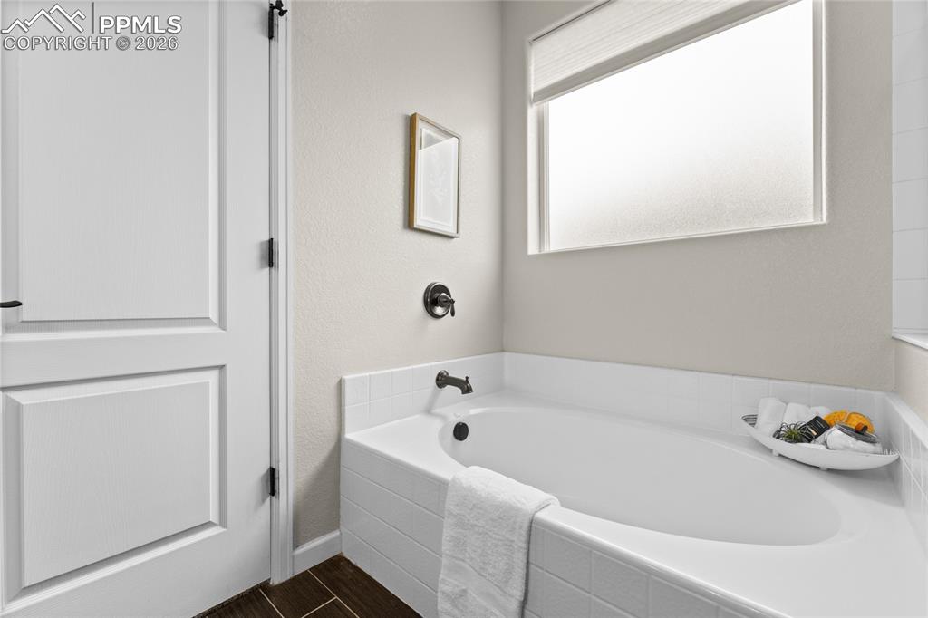 Image 25 of 40: Bathroom