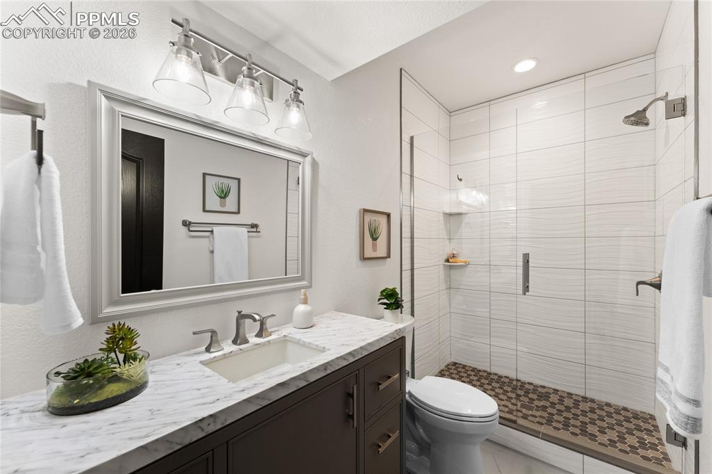 Image 32 of 40: Bathroom