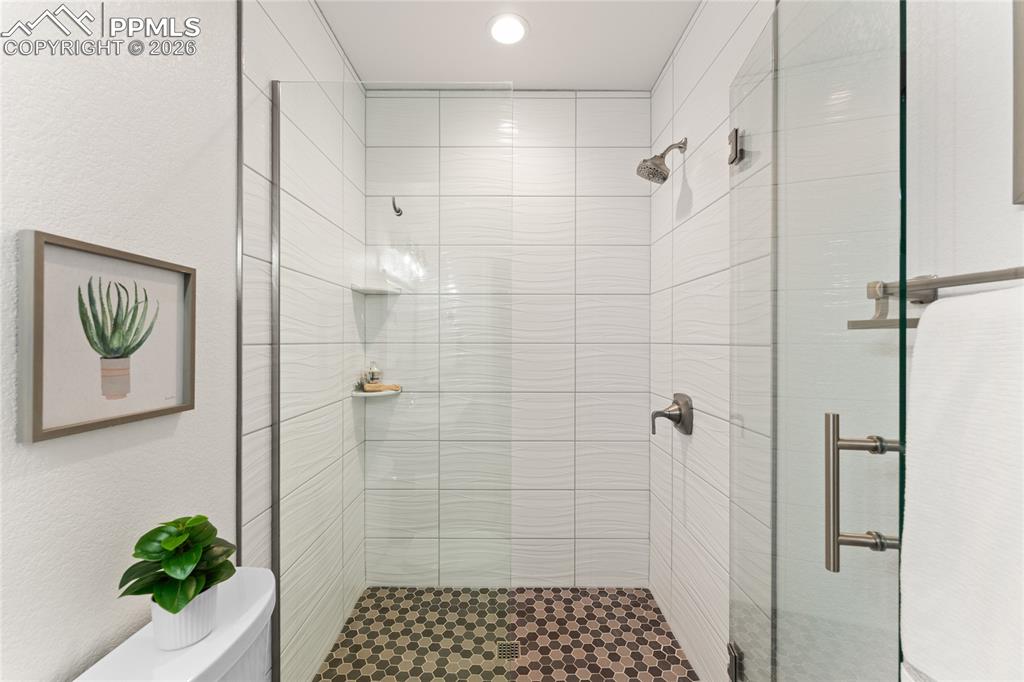 Image 33 of 40: Bathroom