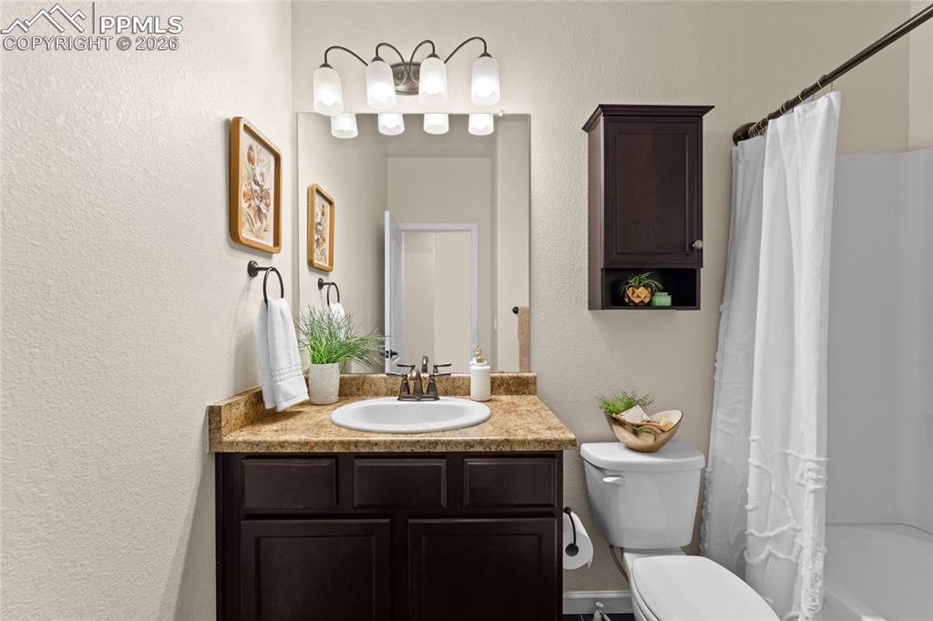 Image 7 of 40: Bathroom