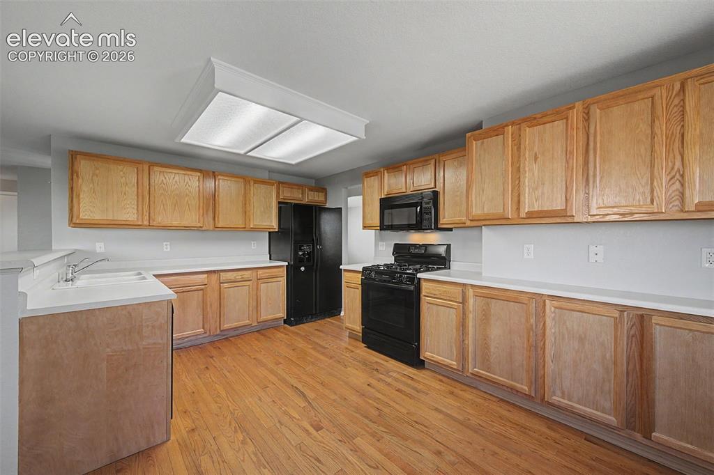 Image 4 of 17: Solid hardwood flooring, oak cabinets 