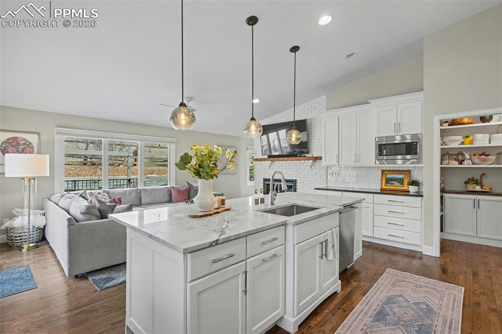 Image 16 of 43: Kitchen