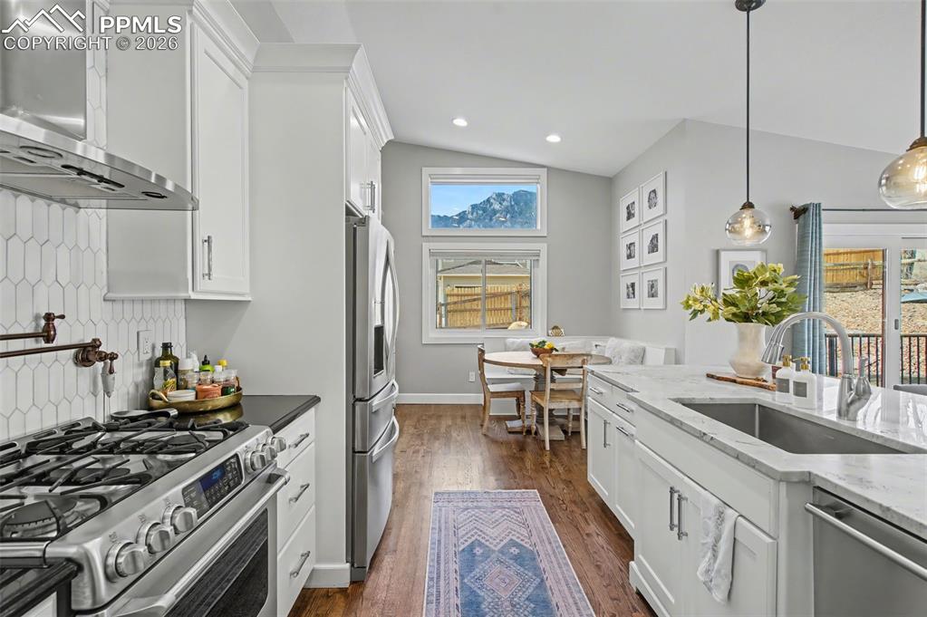 Image 17 of 43: Kitchen