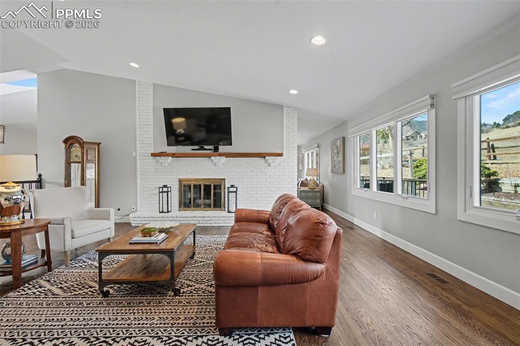 Image 20 of 43: Great Room