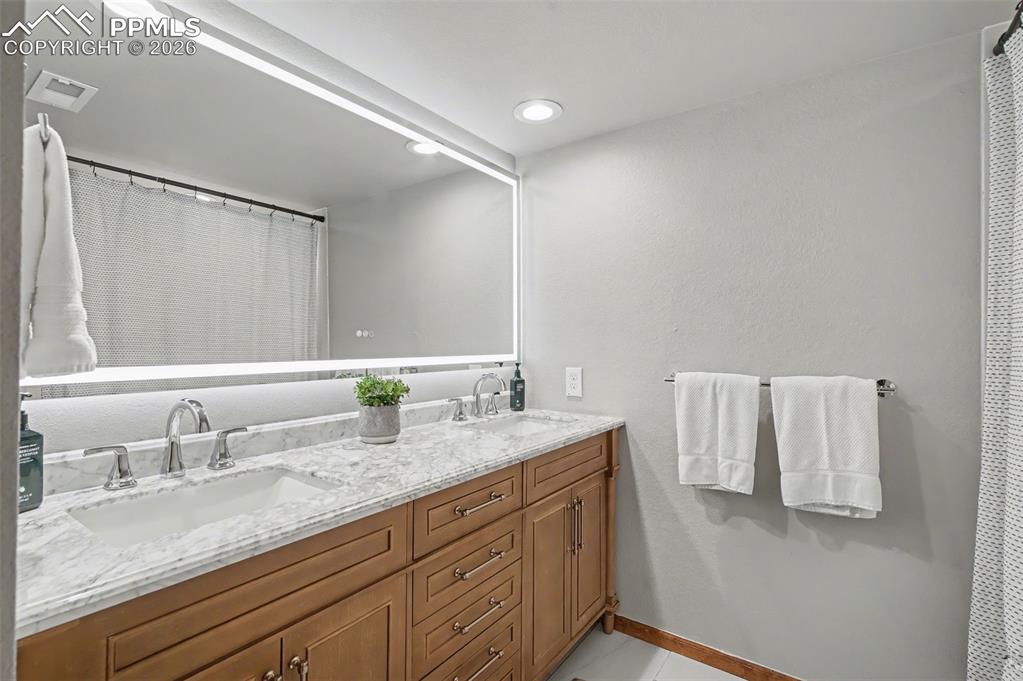 Image 32 of 43: Bathroom