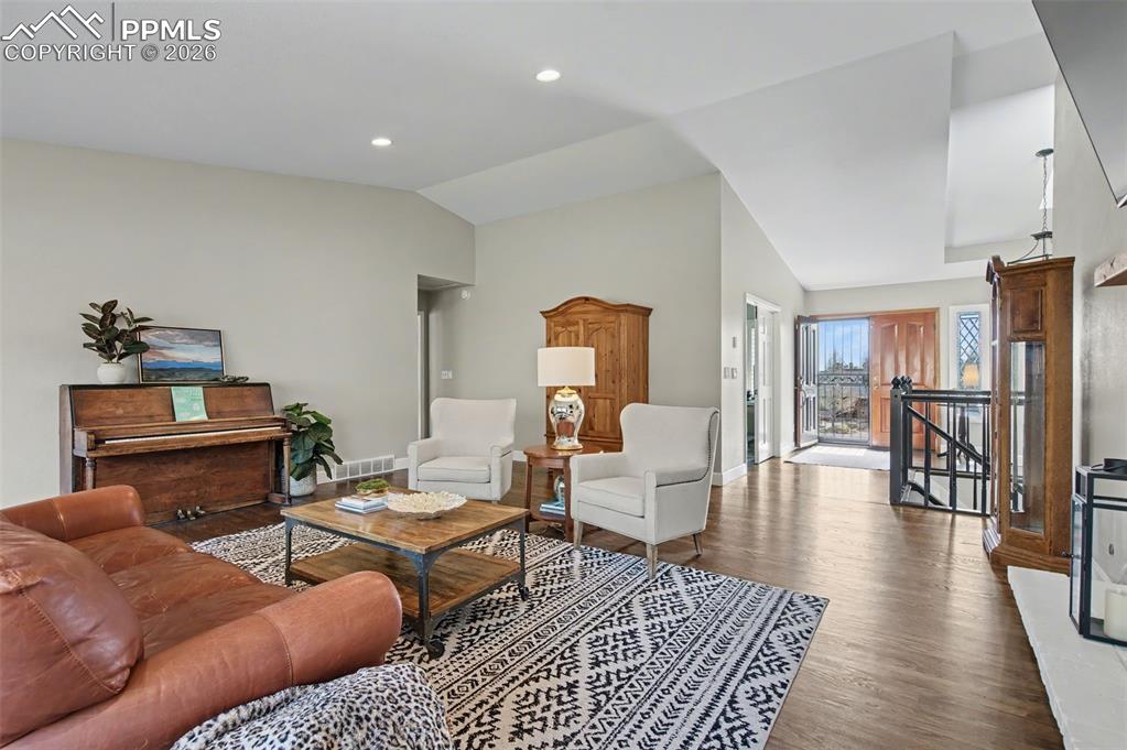 Image 7 of 43: Great Room