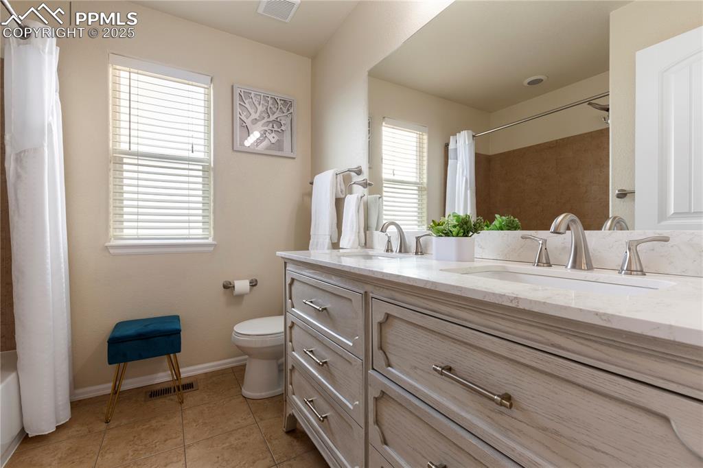 Image 25 of 43: Full bathroom on upper level!