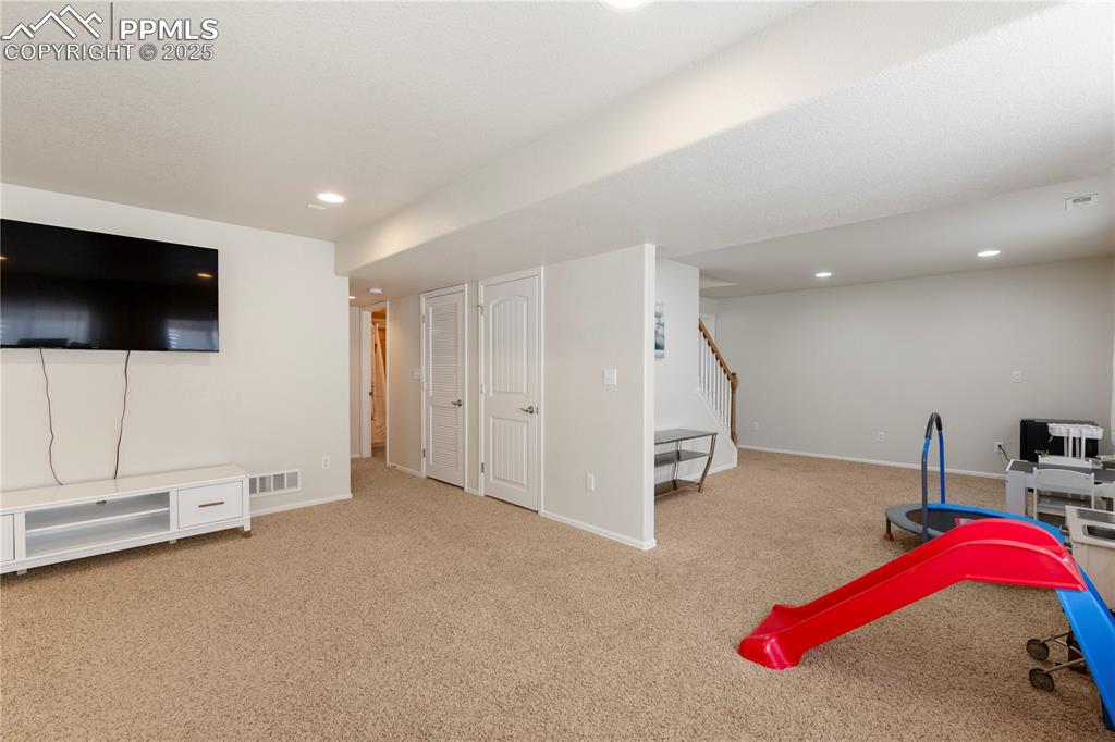 Image 28 of 43: Nice size family room in basement!