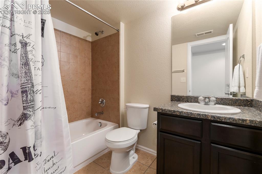 Image 32 of 43: Full bathroom in basement!