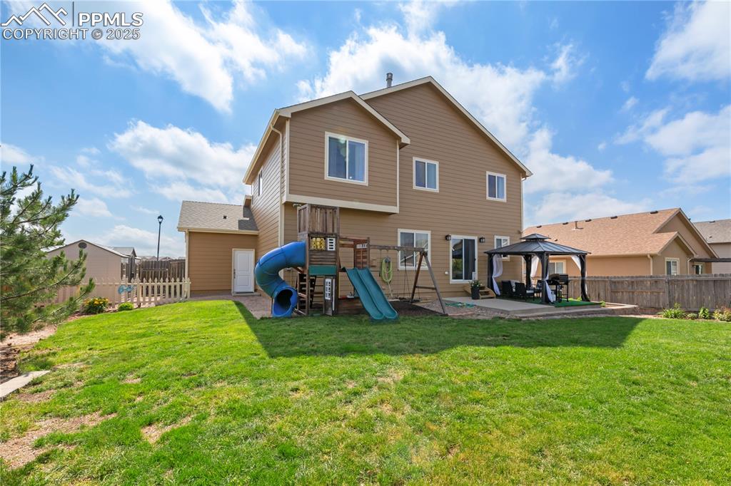 Image 33 of 43: Awesome back yard!