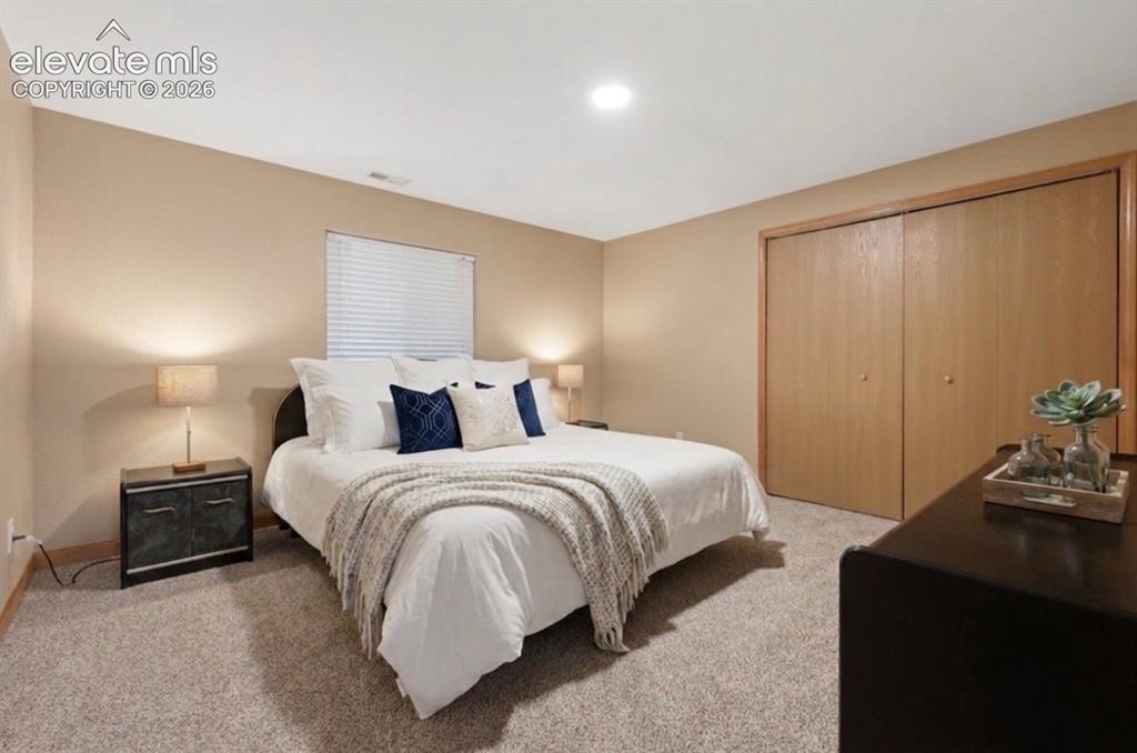Image 16 of 21: Bedroom