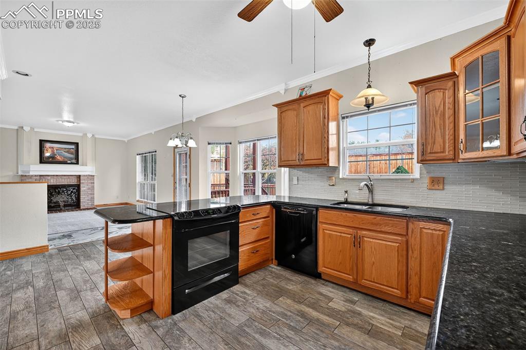 Image 10 of 50: Kitchen