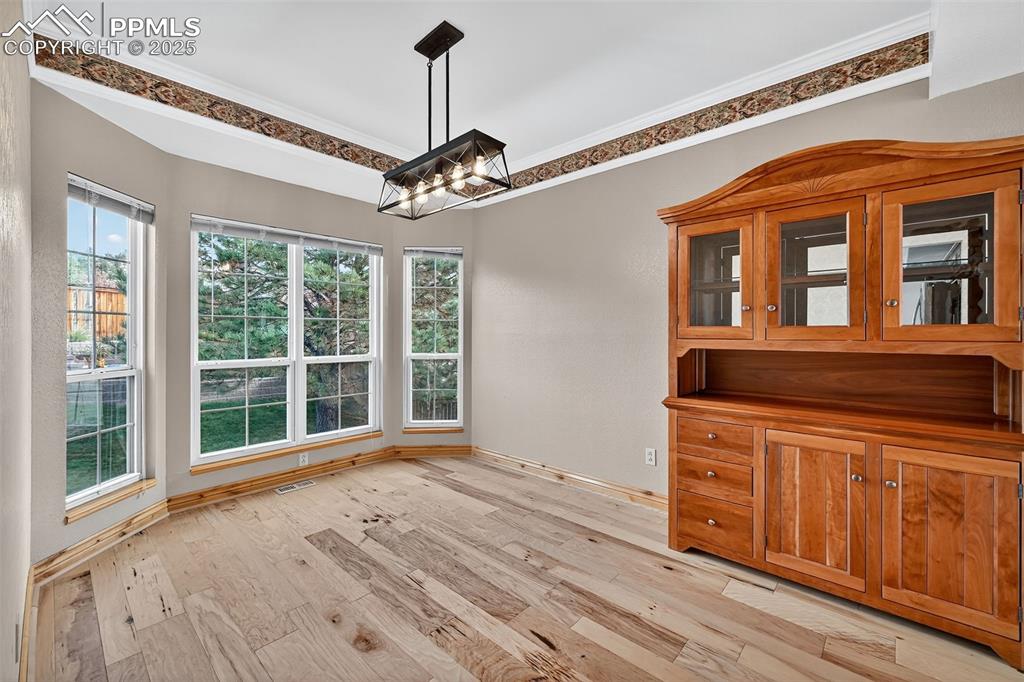 Image 12 of 50: Dining Area