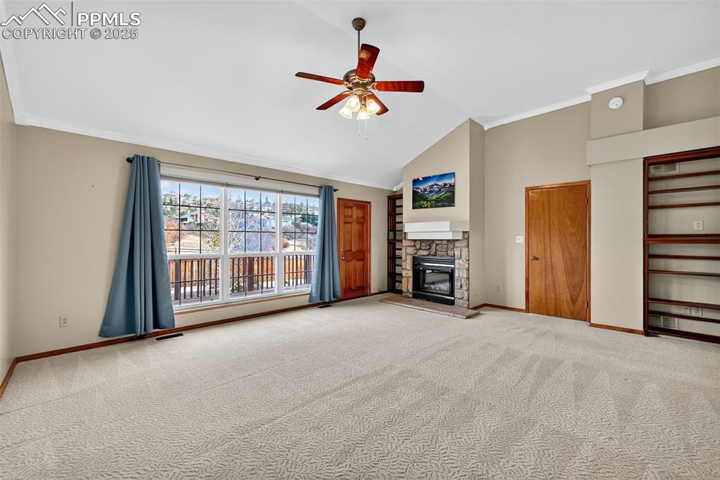 Image 18 of 50: Living Room