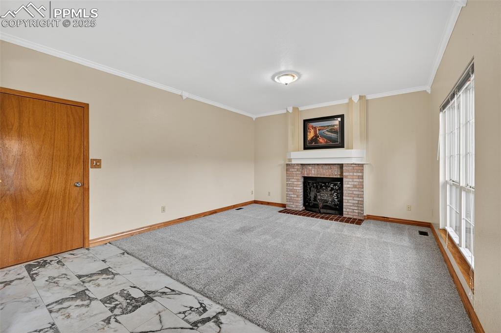 Image 4 of 50: Living Room