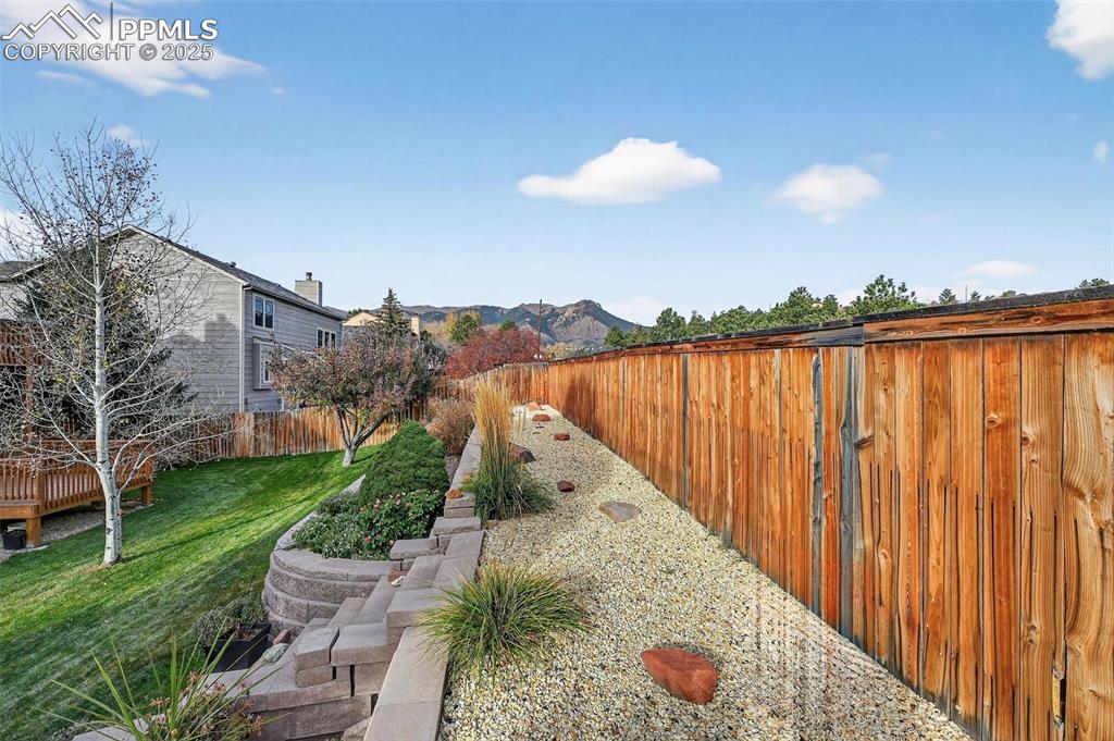 Image 46 of 50: Yard