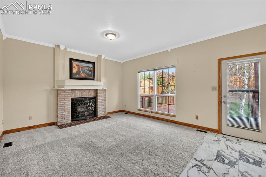 Image 5 of 50: Living Room