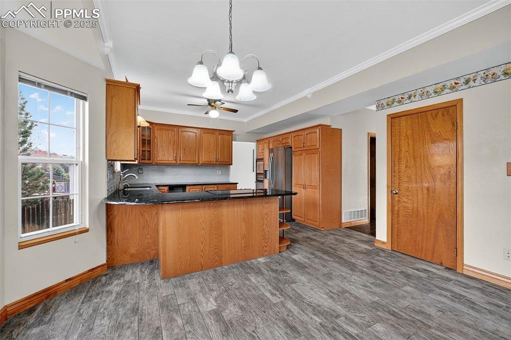 Image 7 of 50: Kitchen