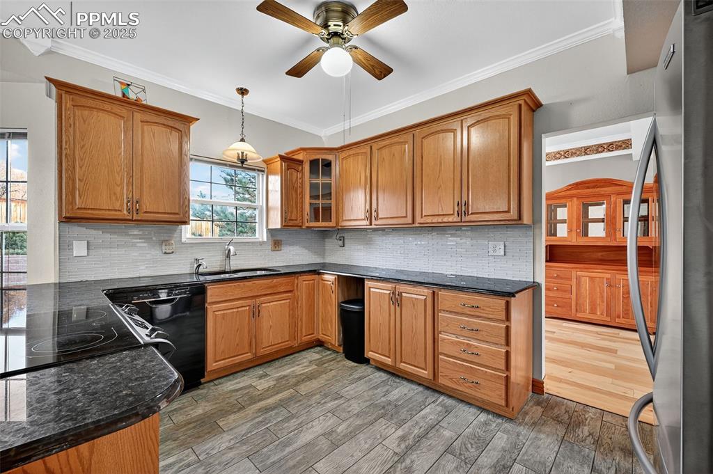 Image 9 of 50: Kitchen