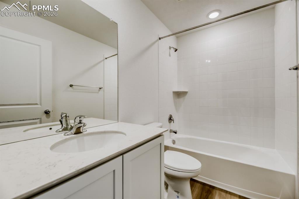 Image 10 of 13: Bathroom