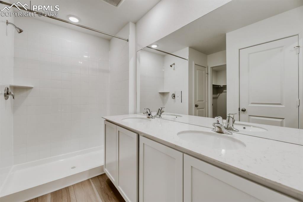 Image 7 of 13: Bathroom