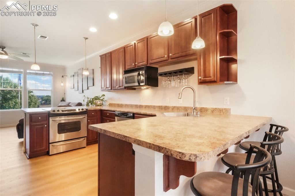 Image 12 of 50: Kitchen