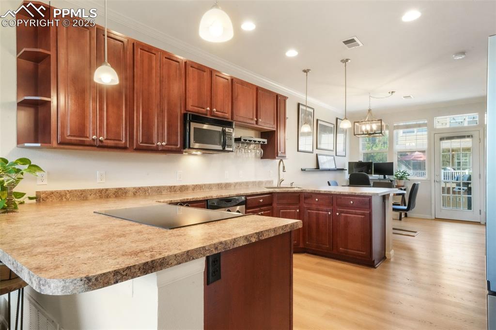 Image 14 of 50: Kitchen