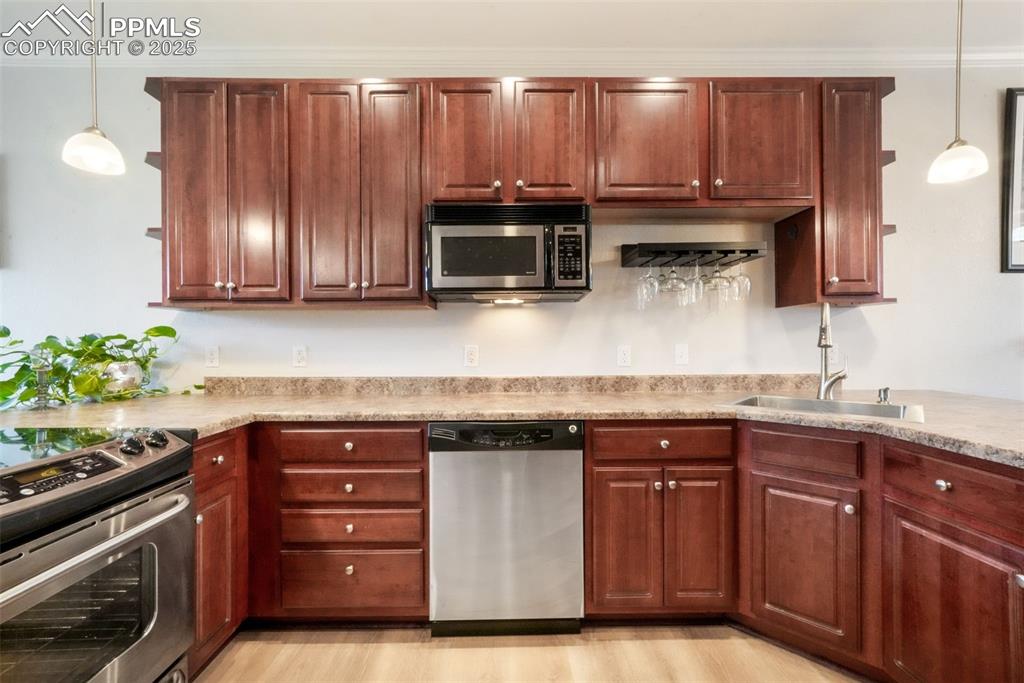 Image 16 of 50: Kitchen