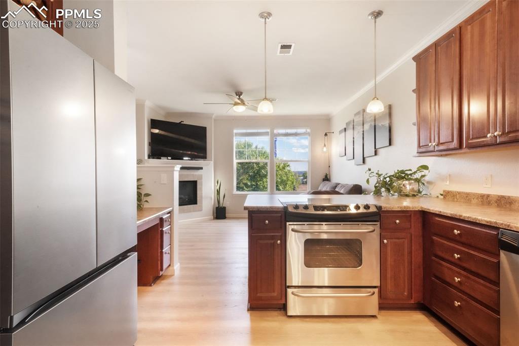 Image 19 of 50: Kitchen