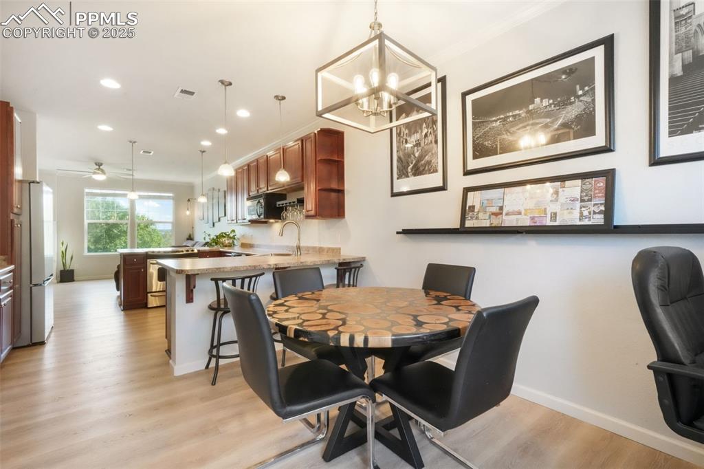 Image 20 of 50: Dining Area