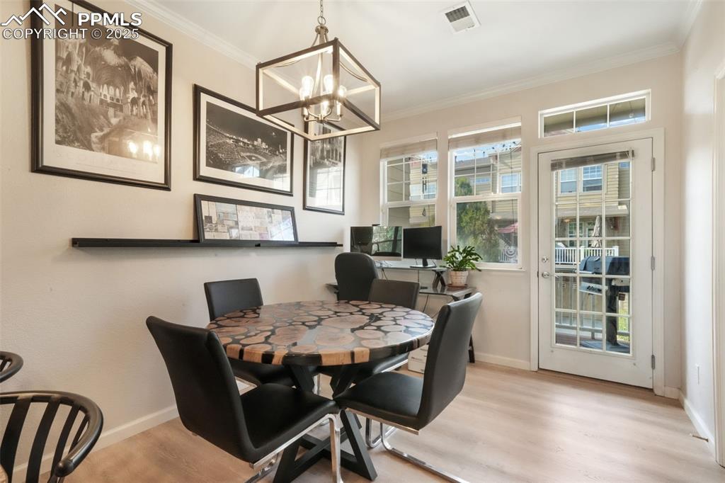 Image 21 of 50: Dining Area