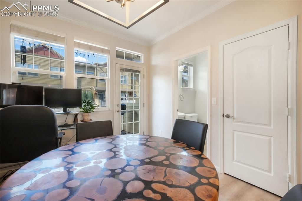 Image 22 of 50: Office