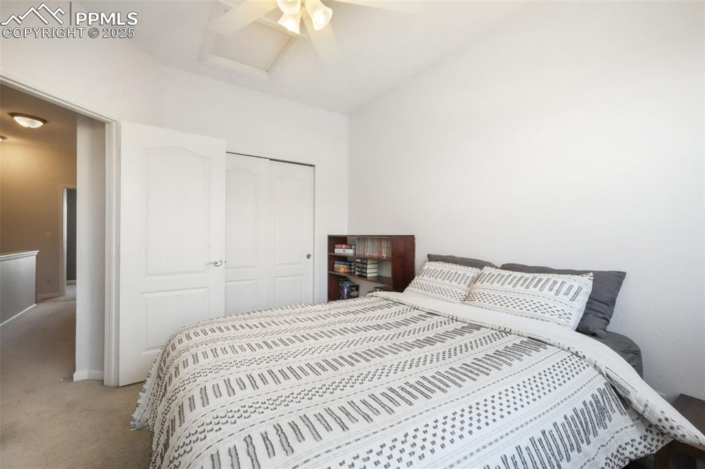 Image 35 of 50: Bedroom