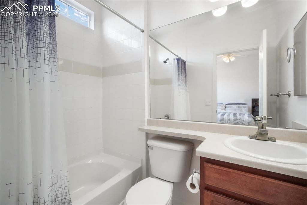 Image 38 of 50: Bathroom