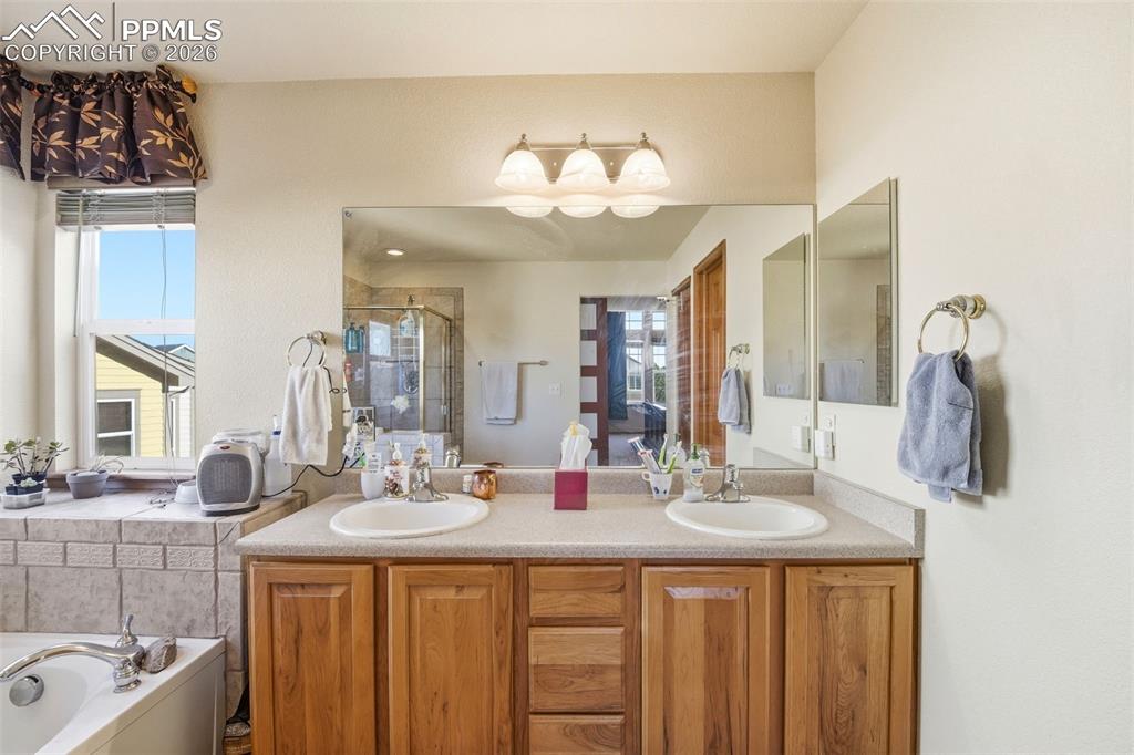 Image 20 of 46: Bathroom