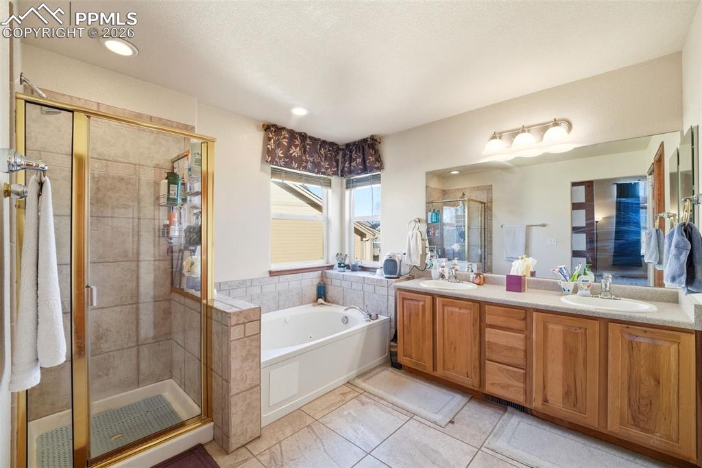 Image 21 of 46: Bathroom