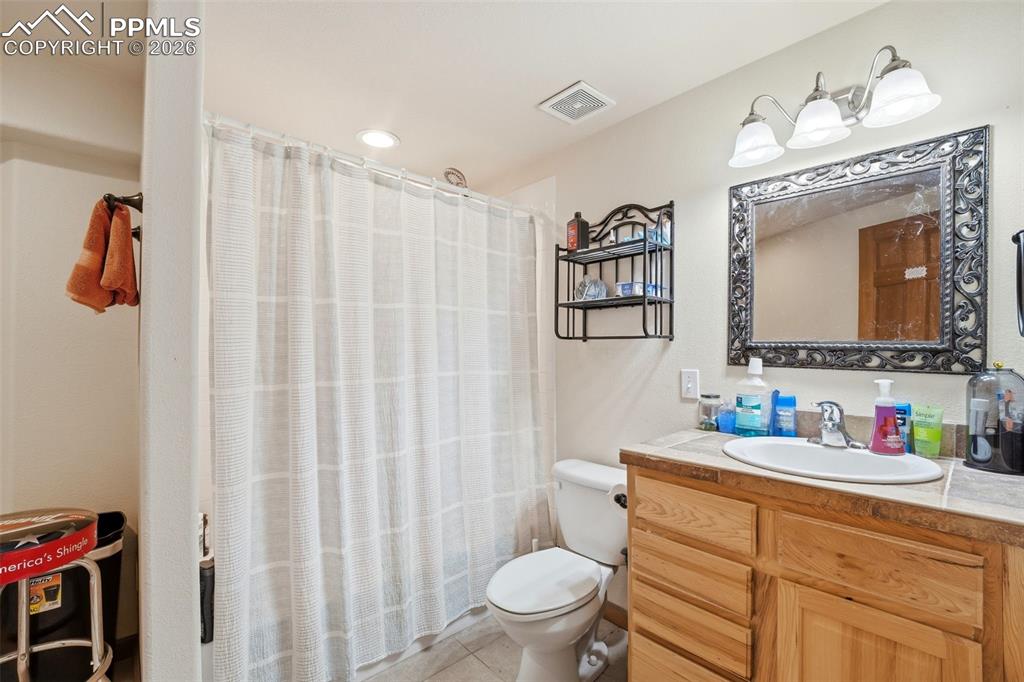 Image 35 of 46: Bathroom