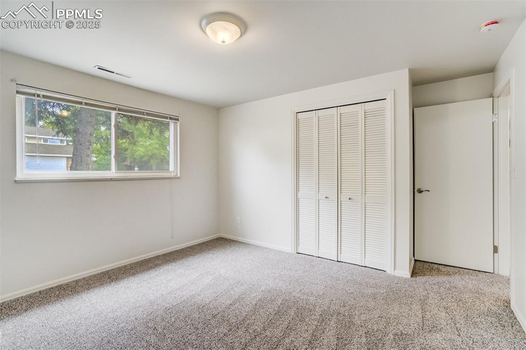 Image 29 of 44: Nice closet in Bedroom 4