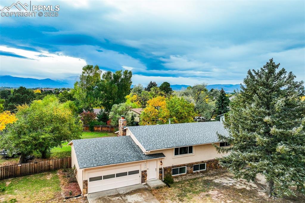 Image 3 of 44: Beautiful setting