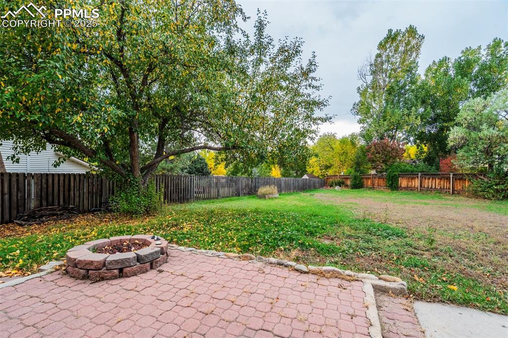 Image 36 of 44: Fully fenced rear yard