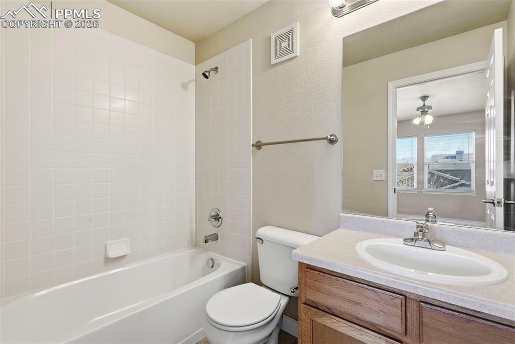 Image 16 of 36: Bathroom