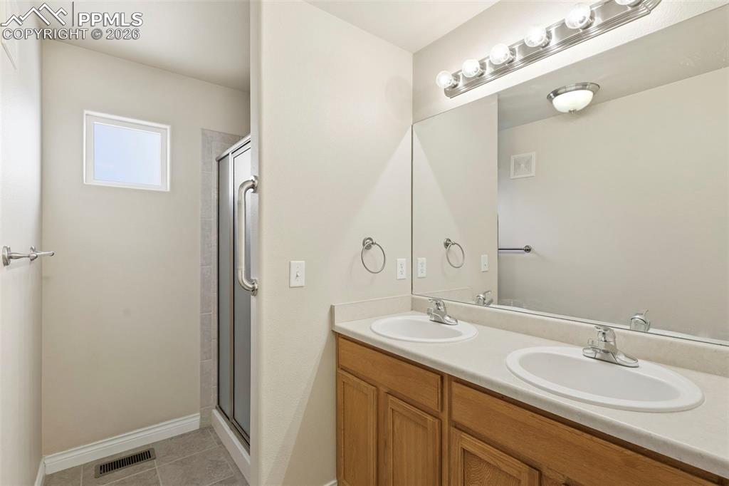 Image 19 of 36: Bathroom