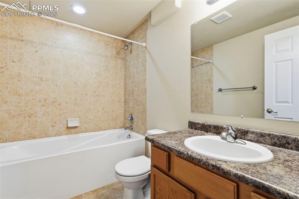 Image 21 of 36: Bathroom