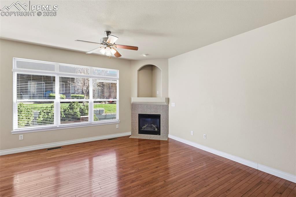 Image 31 of 36: Living Room