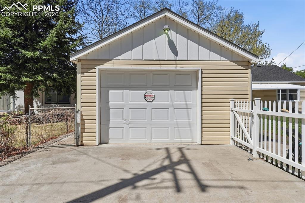Image 10 of 39: Garage
