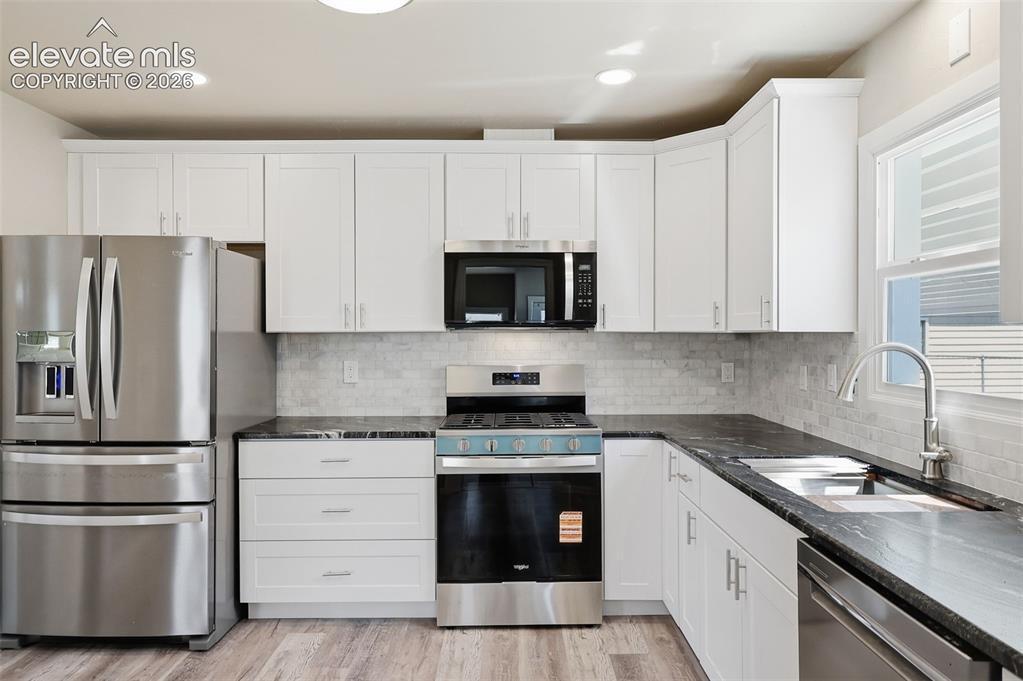 Image 10 of 30: Kitchen