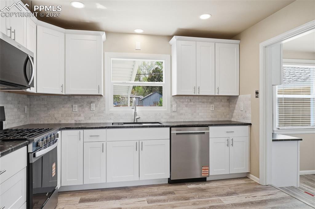 Image 17 of 39: Kitchen