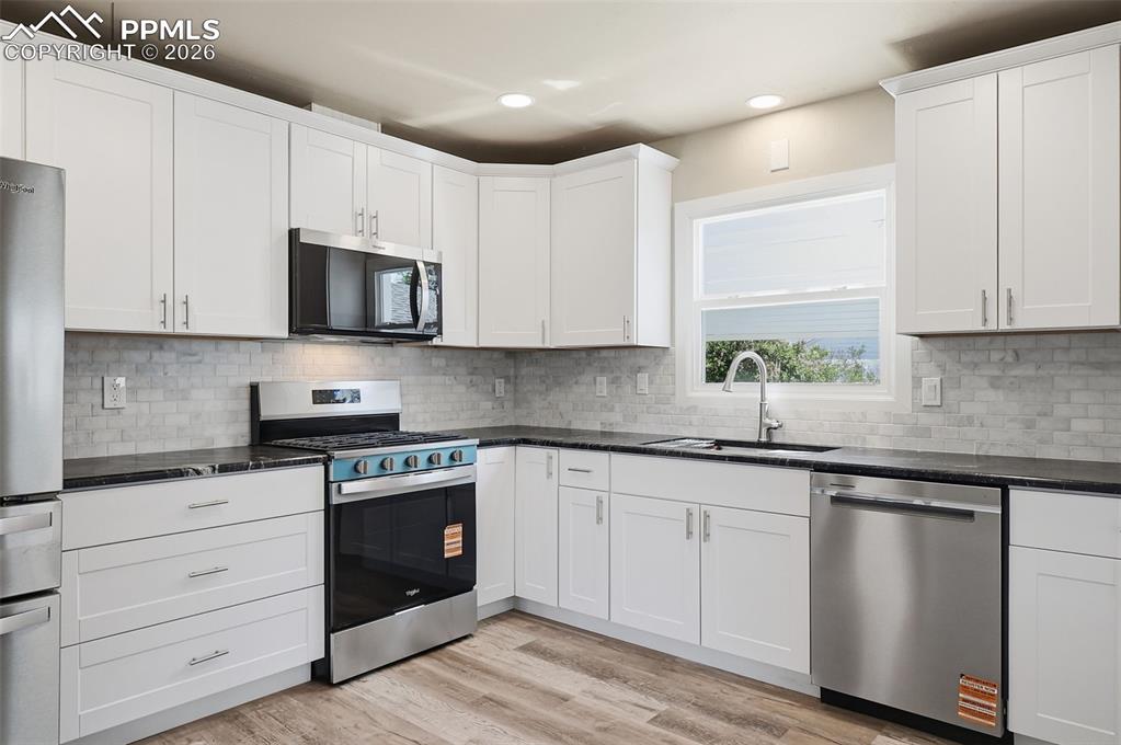 Image 18 of 39: Kitchen