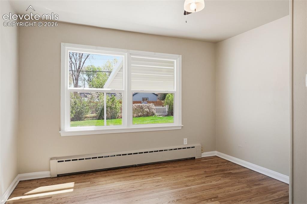 Image 18 of 30: Bedroom