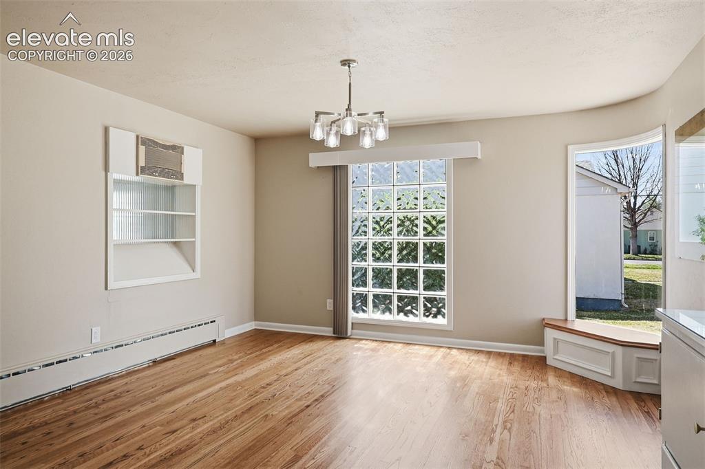 Image 5 of 30: Dining Area